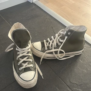 Gröna Converse Chuck Taylor All Star - Säljer ett par klassiska gröna Converse Chuck Taylor All Star sneakers. Skorna har en hög modell med snörning och den ikoniska logotypen på sidan. Perfekta för en avslappnad stil och till våren! Knappt använda. Pris kan diskuteras)