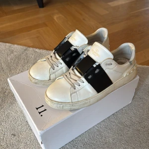 Valentino skor - Snygga vita Valentino skor i storlek 41. Använda en sommar. Vänster sko har en liten defekt (bild 3) får såklart med box och allt som ingår! 