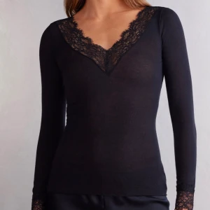 intimissimi tröja  - svart intimissimi tröja med spets i storlek S, inga defekter eller hål, ganska ny 