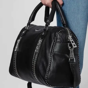Svart väska från Zadig & Voltaire  - Snygg svart axelväska i skinn från Zadig & Voltaire med dekorativa dragkedjor och justerbar axelrem. 