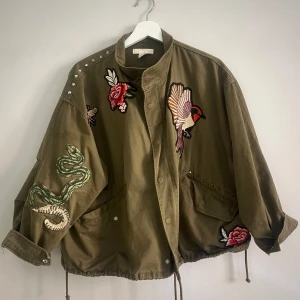 Olivgrön jacka  - Jättesnygg grön jacka