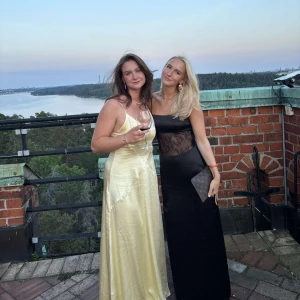 Balklänning - Säljer min älskade balklänning/cocktail klänning. Svart lång med öppen rygg och spets. Använd endast en gång