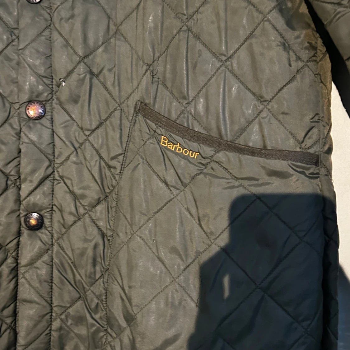 Olivgrön quiltad lång jacka från Barbour - 1