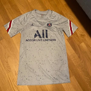 PSG tränings tröja 22/23 - Sparsamt använd.