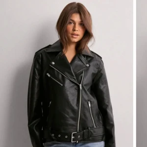 Svart skinnjacka med bälte - Snygg svart skinnjacka med dragkedja och bälte i midjan. Säljer för att den inte kommer till andvändning. Skriv gärna för flera bilder💗