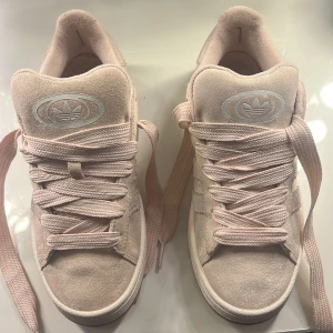 Beige/rosa adidas campus 00s - Adidas campus. Hyfsat ny köpta men dessvärre aningen smutsiga, har försökt rengöra dom och kanske går och göra ännu bättre. Utöver de väldigt sköna och fina skor.