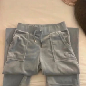Juicybyxor  - Säljer ett par ljusblå juicy byxor som är jätte bekväma. Knappt kommit till användning hos mig