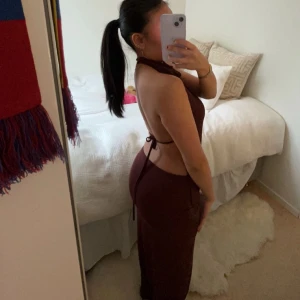 Vinrött set - Elegant vinrött set med halterneck-design och öppen rygg. Perfekt för en stilfull kväll med en smickrande passform.