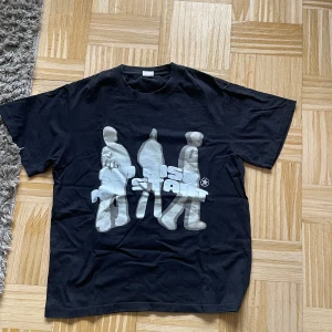 Svart t-shirt med tryck - Säljer en svart y2k t-shirt med croppad passform pris kan diskuteras