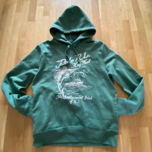Polo RL Key - West - En grön hoodie från Polo RL med tryck av Key West storlek M Nyskick! Efterfrågad tröja. Pris ej taget! 🙌