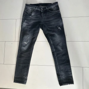 Dondup george jeans - Säljer dessa dondup jeans. Storlek 34. Riktigt bra skick. Vid minsta lilla fråga skriv👍