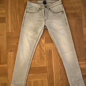 Gråa Dondup Jeans - Säljer nu ett par gråa dondup jeans i storlek 30w men passar också 29w. Jeansen är i bra skick men har några små slitningar slitningar.                         Kontakta gärna mig om du vill ha fler bilder så löser jag.