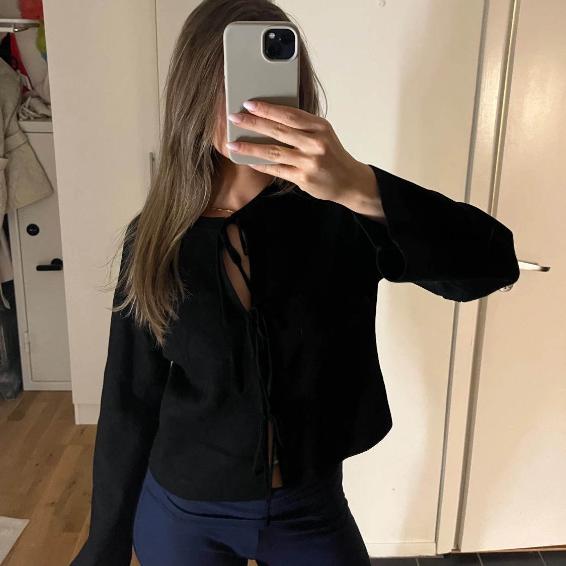 Svart långärmad topp med knyt