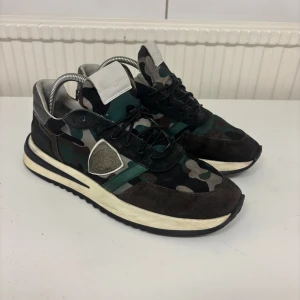 Philippe model - Snygga sneakers i camouflage från Philippe model  med en cool design. Skorna har snörning och en bekväm sula. Perfekta för en trendig look.