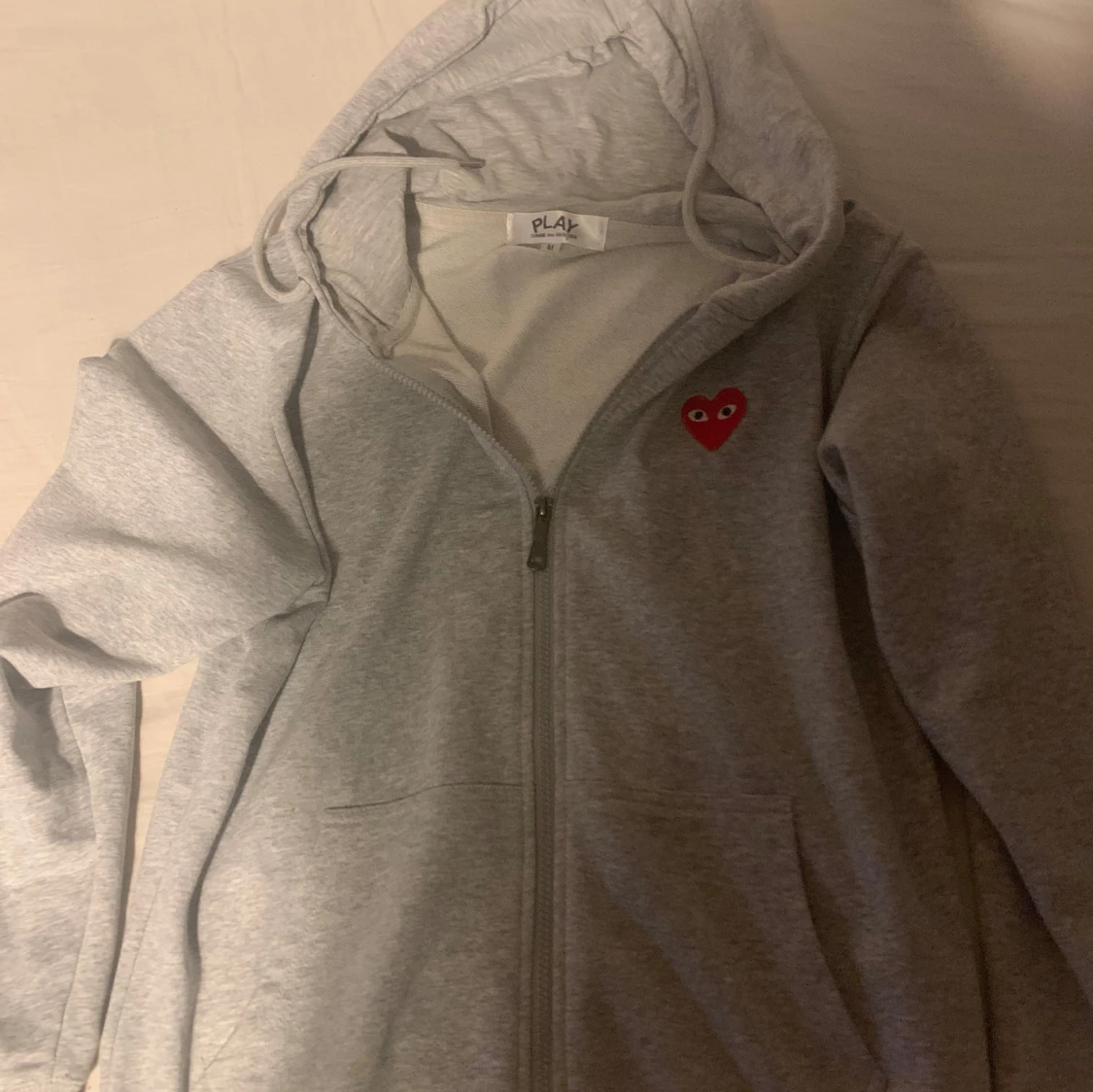 Grå hoodie från Comme des Garçons