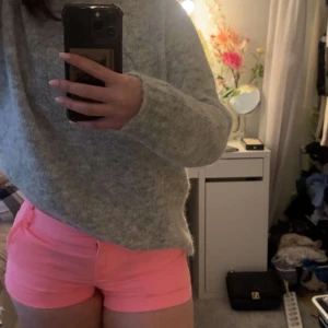 Rosa chinoshorts från J.Crew - Snygga rosa chinoshorts från J.Crew. Perfekta för sommardagar med sin fräscha färg och bekväma passform. Shortsen har en dragkedja och knapp framtill samt fickor både fram och bak.
