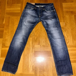 Blåa dondup jeans - Blåa dondup jeans i storlek 31w men passar också 30w. Jeansen har några få slitningar. Kontakta gärna om du har funderingar eller vill ha fler bilder.