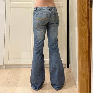 Vintage lågmidjade bootcut jeans🤩 - Midja 40x2 cm, gren 19,5 cm o innerben 82 cm💕jae 169 o xs-s o håller in lite i midjan. Märkta storlek 11 vilket jag personligen gissar på är som en S-liten M men det är måtten som gäller om man köper!!