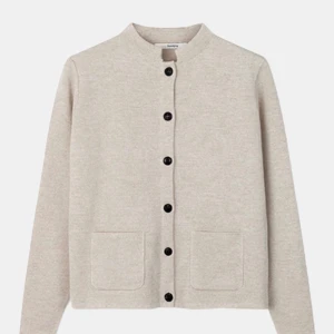 Beige cardigan från sibin linnebjer - Snygg beige cardigan  med svarta knappar och två praktiska fickor framtill. 