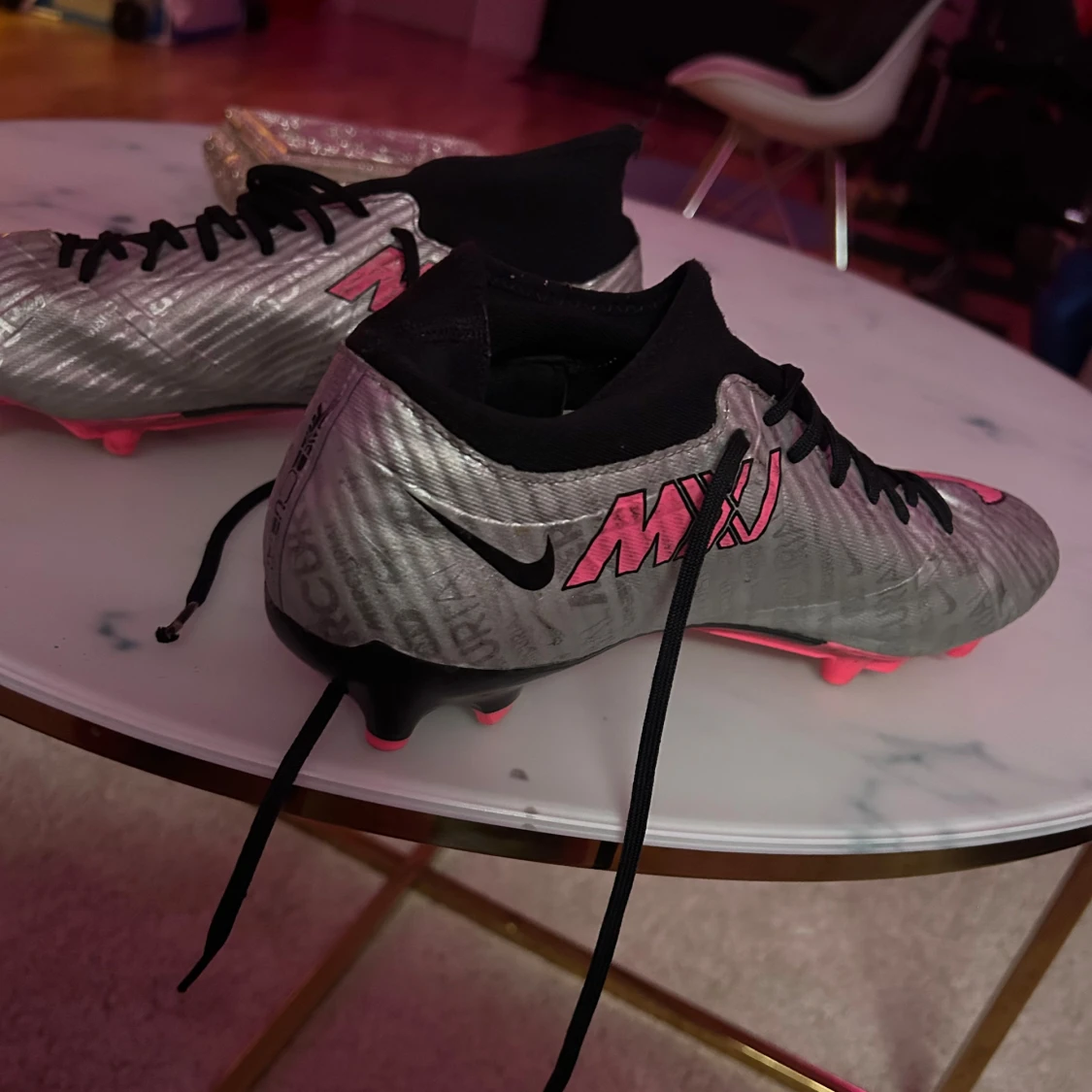 Nike fotbollsskor i silver och rosa