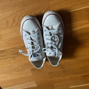 Vita converse  - Ett par låga vita converse storlek 39! Väldigt sparsamt använda så skulle säga att de är i bra skick :) 