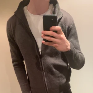 Mörkgrå ull fullzip - Mörkgrå ull fullzip i fint skick | Storlek M | Skriv vid minsta fråga eller fundering!