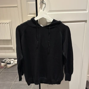 Kashmir hoodie - Kashmir hoodie var tyvärr för liten för mig och tiden gick ut för att lämna tillbaka varan. Den är helt ny aldrig använd! Storleken är mellan S/XS