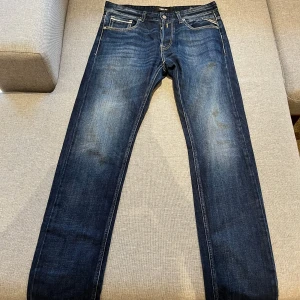 Mörkblå jeans från Replay - Snygga mörkblå jeans från Replay, modell Grover. De har en klassisk femficksdesign med snygga sömmar på bakfickorna. Perfekta för en avslappnad stil.