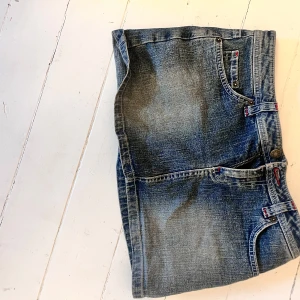 Mini kjol - Pimkie Storlek 34 - Mini Kjol - Pimkie, Storlek 34  En stilren och feminin mini kjol från Pimkie, perfekt för att skapa en trendig och ungdomlig look. Kjolen är tillverkad i ett mjukt och stretchigt material som ger en bekväm passform och rörelsefrihet. Den har en enkel, rak design som framhäver benen och är lätt att styla för både vardag och fest.  Storlek: 34