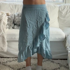 Blå kjol från Ullared  - Säljer en blå långkjol från Ullareds/gekås barnavdelning med elastisk midja för en bekväm passform. Kjolen har en volangdetalj längs med kanterna.💙Kan stryka den innan om önskas.