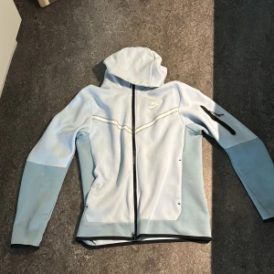 Nike tech hoodie - Säljer en ljusblå Nike tech hoodie för att jag inte använder den längre. Går inte att få tag på längre.