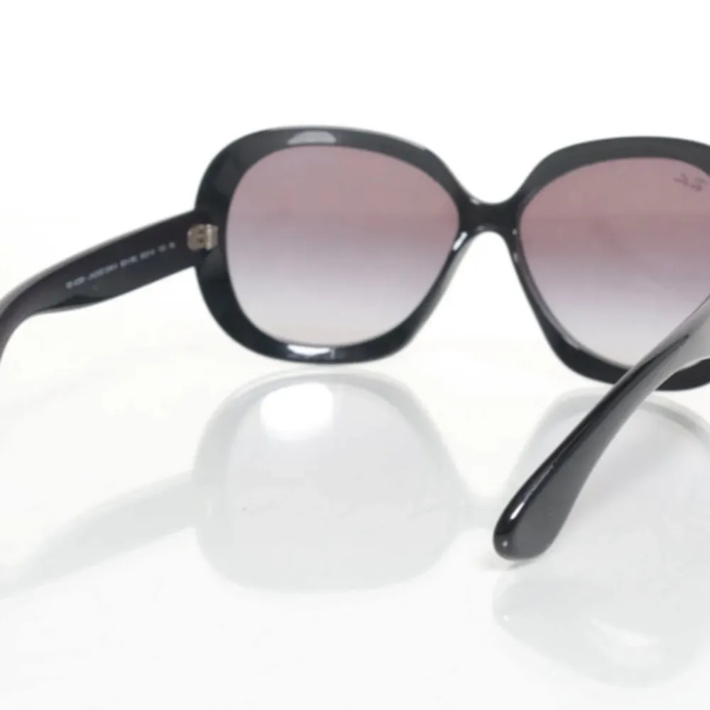 Snygga svarta solglasögon från Ray-Ban med en elegant oversized design. De har mörka tonade linser och en klassisk båge som ger en tidlös look. Perfekta för att skydda ögonen med stil.. Asusteet.