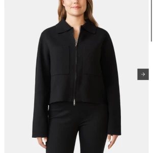 Svart kofta med dragkedja  - En super fin kofta från Åhléns som har lite jack känsla. Super skön! Rensar inför flytt!❤️