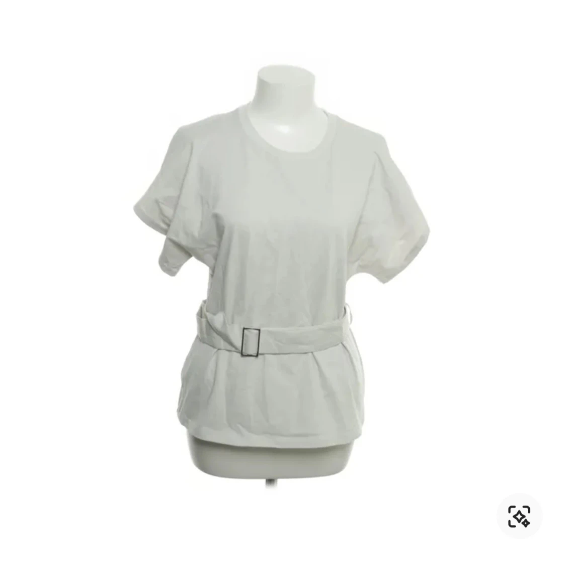 Vit t-shirt med bälte