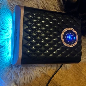 Uv lampa   - En uv lampa som jag havt under tiden jag jobbat med naglar men har inte tiden att jobba med naglar längre så ska sälja den här jätte bra uv lampan fick gelén att stelna otroligt snabbt märket heter silver vest och köpte den för 500 kr 