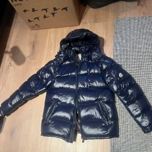 Blå pufferjacka från Moncler - Säljer en snygg blå pufferjacka från Moncler pga fel storlek den är i storlek 4 (M) pris kan diskuteras vid snabb affär skriv för fler bilder 💕