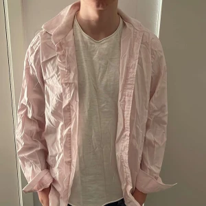 H&M skjorta  - Stilig skjorta, perfekt för sommaren. Storlek L