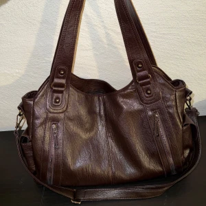 Brun medelstor väska - Helt ny, aldrig använd. Skriv gärna ifall du vill se fler bilder💕