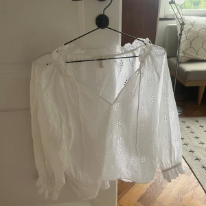 Vit sommarblus - Säljer denna super fina sommarblus som är slutsåld från H&M. Nypris 350 kr, skriv för ev frågor!