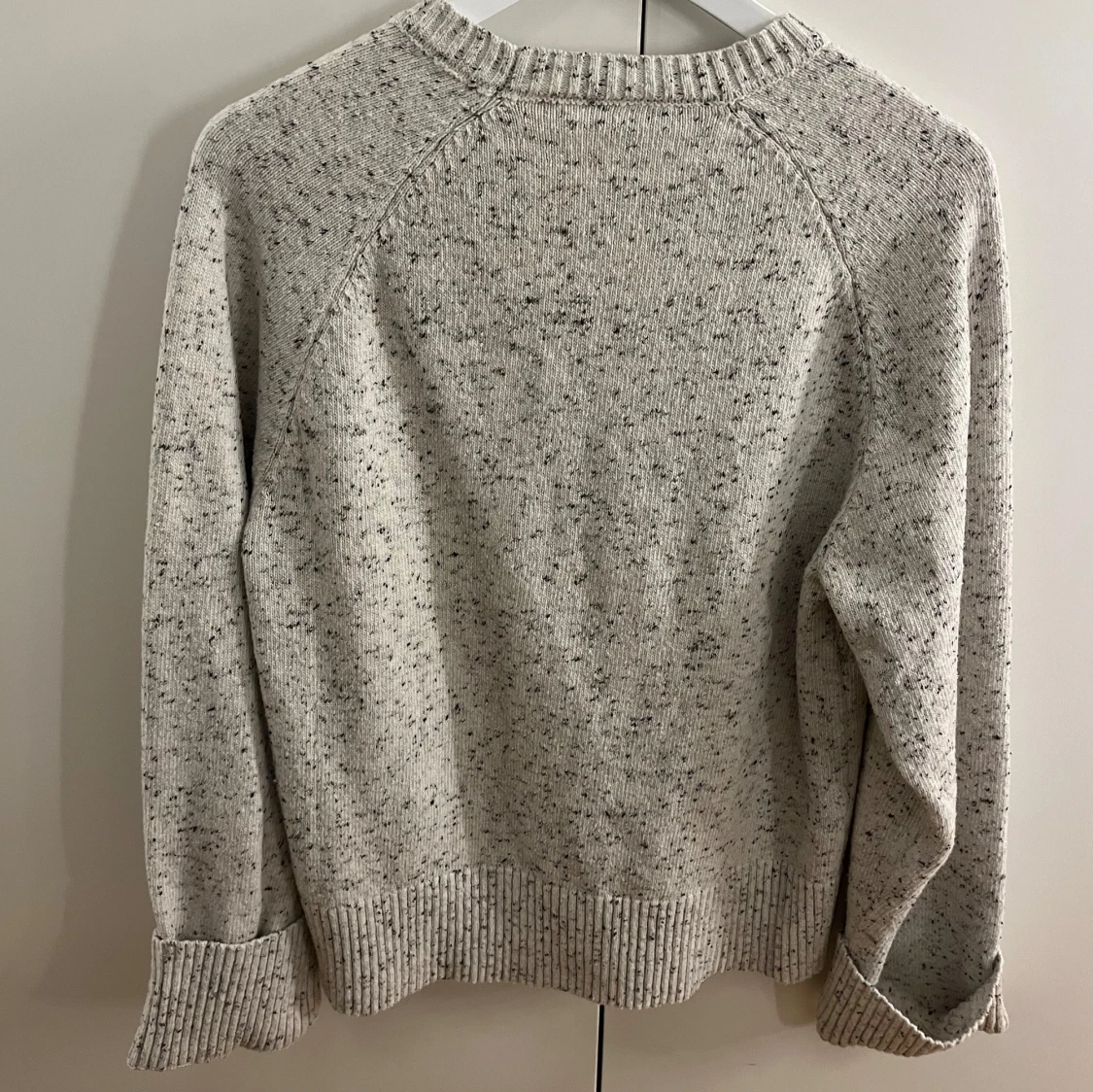 Grå stickad tröja med ficka - 2