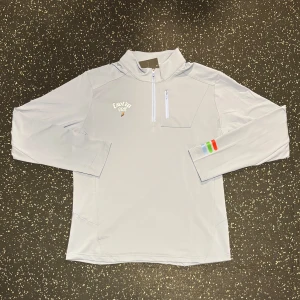 Golf tröja  - Denna golftröja är både jätte skön och tillverkad av högkvalitativt material. Den erbjuder en perfekt passform som gör att du kan röra dig fritt, samtidigt som den andas och transporterar bort fukt. Tröjan är lätt att tvätta och behåller sin form och färg. Med sin stilrena design är den perfekt både för golfbanan och vardagsbruk. Satsa på komfort och stil med denna fantastiska golftröja!