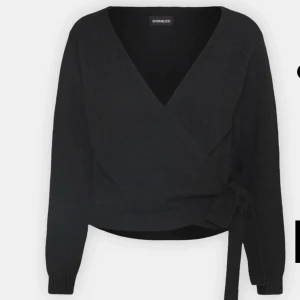 Svart omlottkofta från even & odd  - 💕INTRESSEKOLL💕Snygg svart omlottkofta från even & odd med knytning i sidan. Den har en v-ringad design och långa ärmar, perfekt för en stilren look. Passar bra till både jeans och kjol. passar tyvärr inte mig men den är helt ny💕