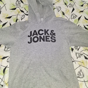 Jack&Jones hoodie  - Säljer denna eftersom den inte används längre, annars är den vid väldigt fint skick. Vid frågor tveka inte att skriva. 