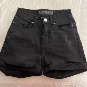 Svarta jeansshorts  - Snygga svarta jeansshorts från New yorket med klassisk femficksdesign och knappgylf. Säljs pga de har blivit för små för mig.