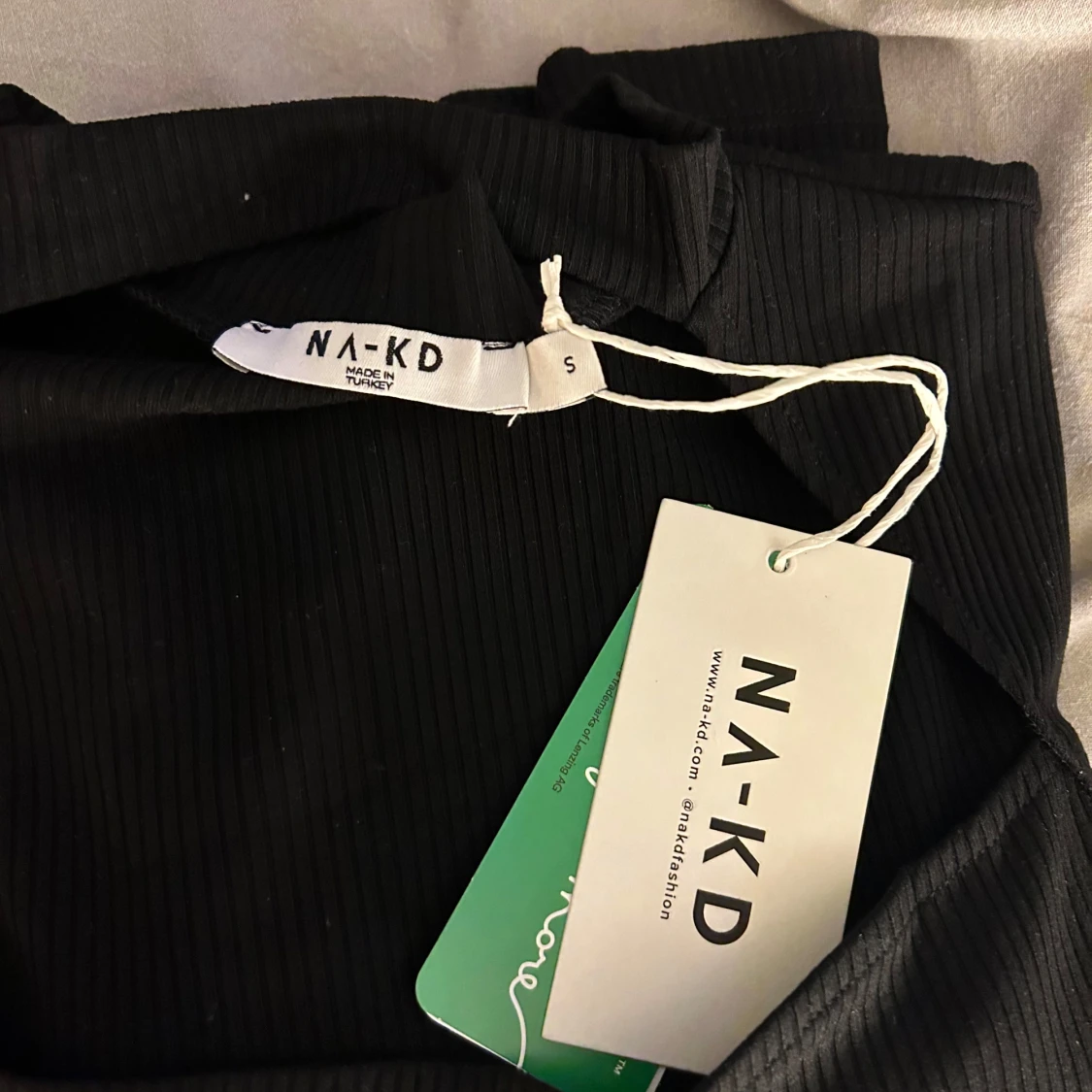 Svart ribbad klänning från NA-KD - 3