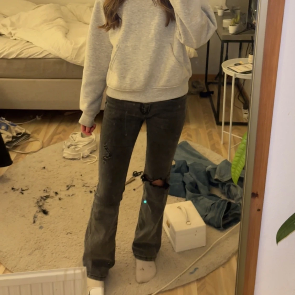 Svarta jeans med slitningar