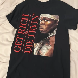 Svart t-shirt med tryck från 50 Cent - 50 Cent svart tour t-shirt i 100% bomull, knappt använd och tjockt material
