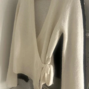Vit omlott tröja - Knitted wrap cardigan från Gina. Andvänd väldigt fåtal gånger.