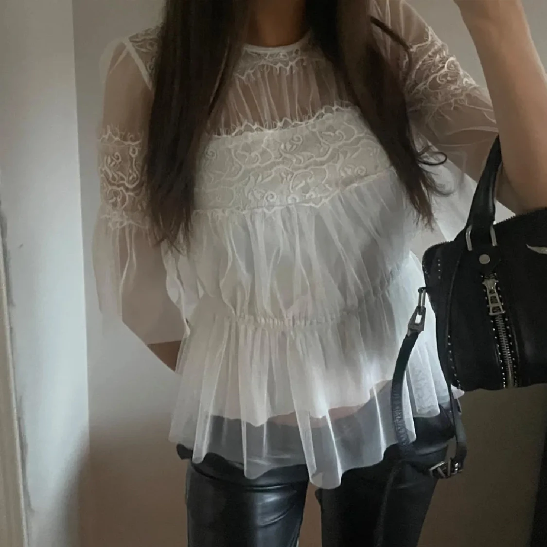 Vit blus med spetsdetaljer