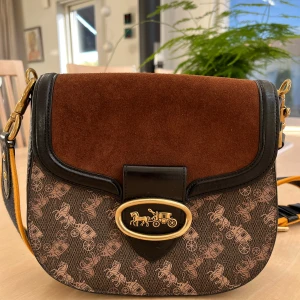 Axelremsväska ifrån Coach - Handväska i nyskick ifrån Coach. Inga fläckar.